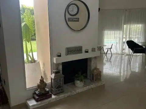 Casa 6 ambientes con 2 baños