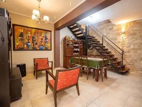 Casa 4 ambientes con 2 baños
