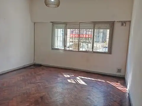 REBAJADO  Departamento de 2 ambientes AL FRENTE con patio.