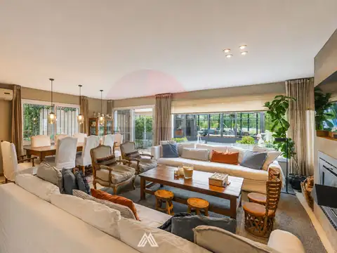 Casa 8 ambientes con 3 baños