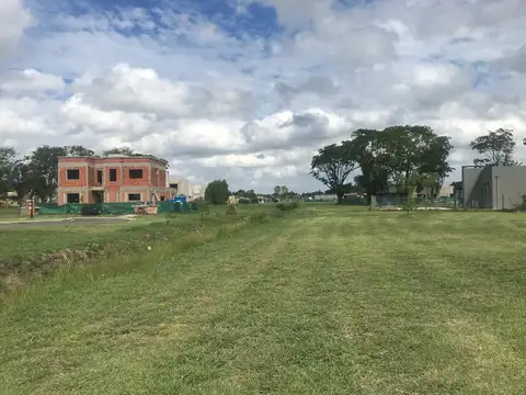 Lencke Vende - Excelente Lote interno a pulmon parquizado en Pilar del Este - Bº Santa Lucia