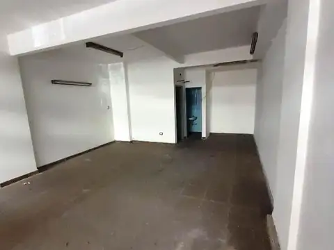 LOCAL EXCELENTE UBICACIÓN  A PASOS AV RIVADAVIA 