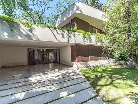 Venta casa 7 amb en Parque Leloir pileta cocheras