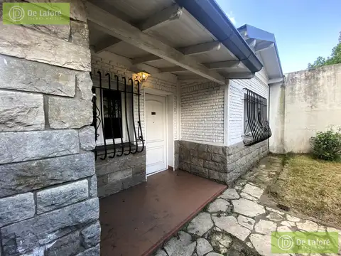 VENTA - Casa 3 ambientes renovada, con jardín, patio, terraza y 2 cocheras, Béccar