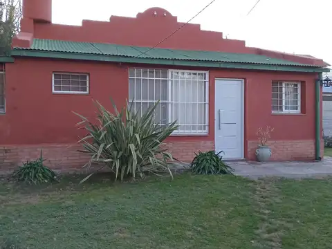 Casa 6 ambientes con 2 baños