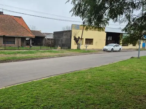 GALPON CON CASA SOBRE 4 LOTES EN GUERNICA
