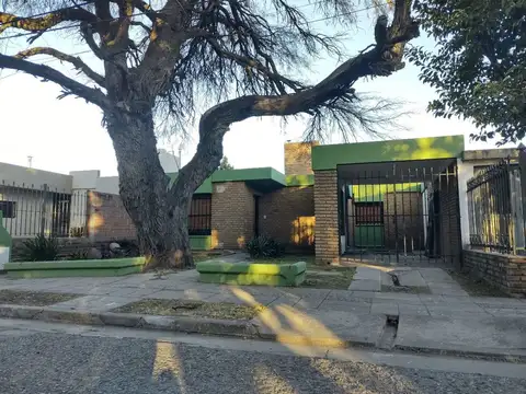 VENTA DE CASA EN POETA LUGONES 4 DORMITORIOS