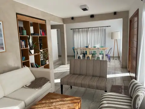 Casa 6 ambientes con 2 baños
