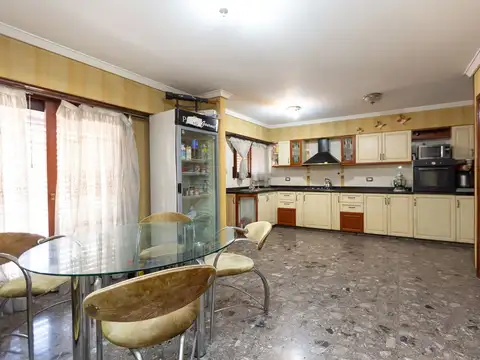 Casa  4 amb. pileta. 732m lote. Precio imbatible.
