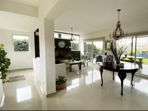 Casa 6 ambientes con 3 baños