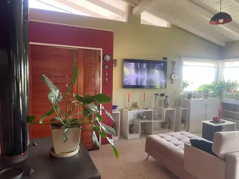 Casa 6 ambientes con 2 baños