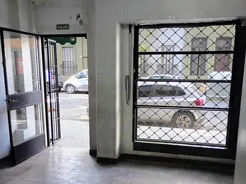 LOCAL A LA CALLE EN CABALLITO A METROS DE ESTACION PRIMERA JUNTA