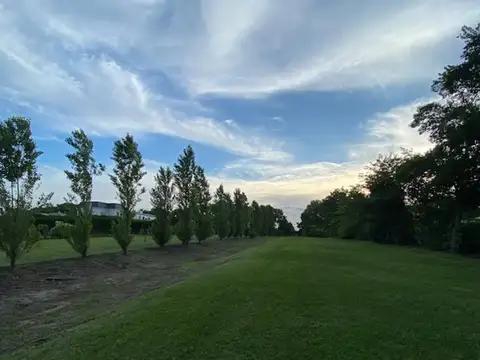 Casa en Alquiler con 3 cocheras