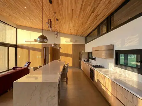 Excelente casa moderna en Venta de 360m2 en lote de 24.000m2 en El Argentino Farm Club
