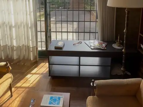 Casa sobre lote propio 8,66 x 26 con gran jardín y potencial de ampliación