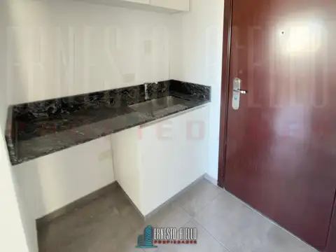¡ALQUILER DEPTO TRES AMBIENTES CON BALCON Y COCHERA EN SUBSUELO, QUILMES CENTRO!