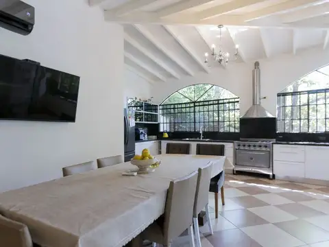 Casa en Venta con 2 cocheras