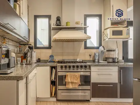 Casa en Alquiler con 2 cocheras