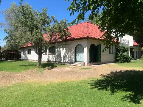 Casa 9 ambientes con 5 baños