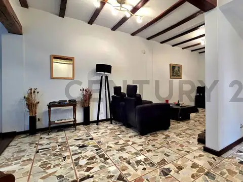 Casa en Venta con 3 cocheras
