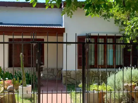 Casa en Gonnet sobre lote de 400 m2