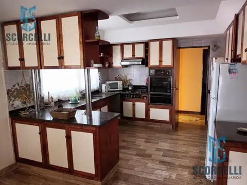 Casa 6 ambientes con 4 baños