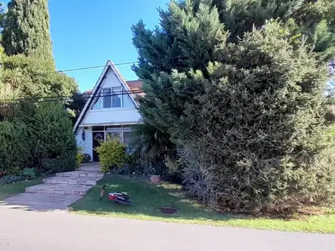 Casa 6 ambientes con 2 baños