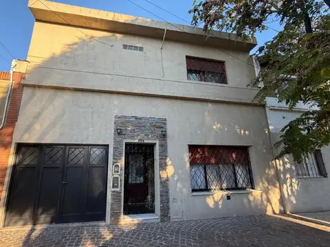 CASA TRES AMBIENTES, CON PILETA, EN VENTA. Morón norte