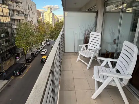 Alquilo Temporario en Recoleta, amplio monoambiente dividido, al frente. En edificio con amenities.