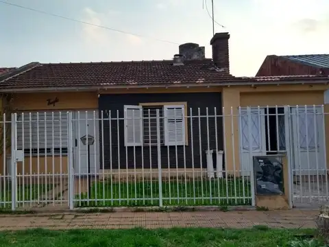 Casa Chalet 4 Ambientes en Venta - Moron Sur