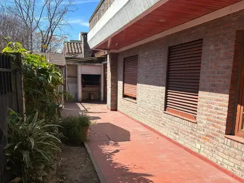 PH Tipo Casa En Esquina Con Local – Oportuniad en San Isidro