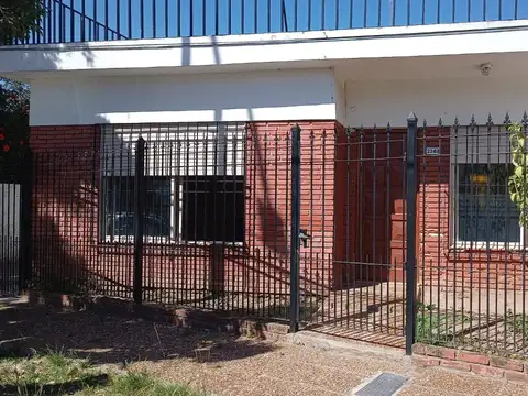 CASA 3 AMBIENTES CON COCHERA