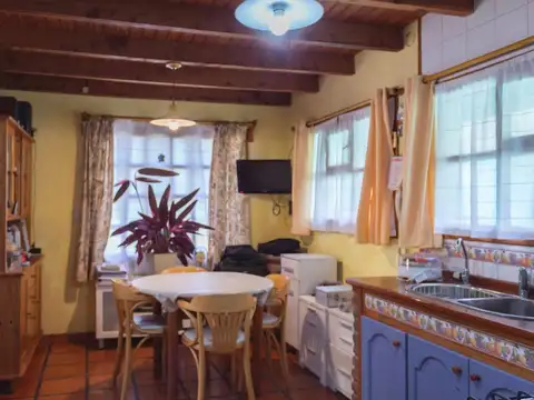 Casa 6 ambientes con 2 baños