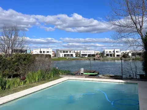 Casa en Venta con 2 cocheras