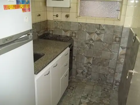 2 AMBIENTES CHICOS / 28m2 / IDEAL INVERSOR / EXP $ 175.000 ( INC AYSA )