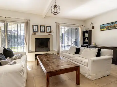 Casa 6 ambientes con 2 baños