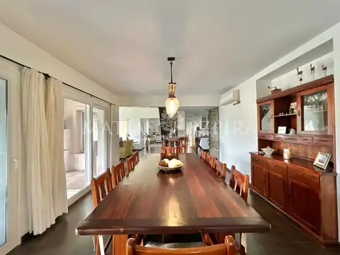 Casa 6 ambientes con 4 baños