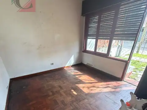 Casa 4 ambientes con cochera a refaccionar