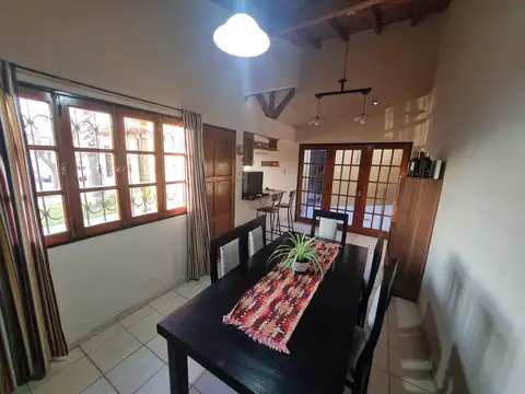 Casa 4 ambientes con 2 baños