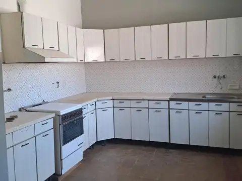 CASA AMPLIA CON PATIO CENTRO CIUDAD GRAL. GUEMES
