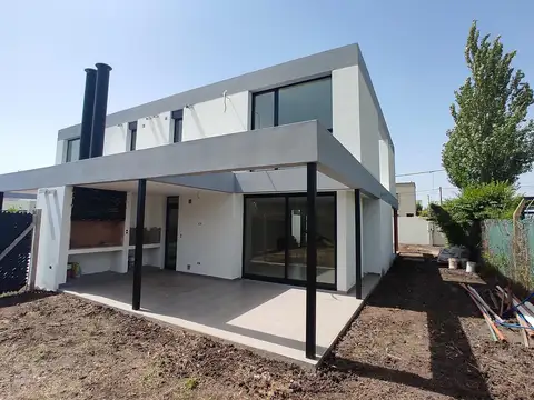 Casa 4 ambientes con 3 baños