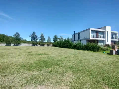 Oportunidad, Muy buen lote en venta en Albanueva, buena superficie, posibilidad de amarra