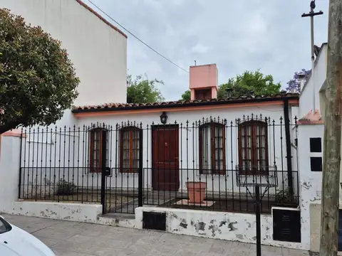 CASA EN VENTA!  Caseros al 2.400 - zona Colegio Estrada