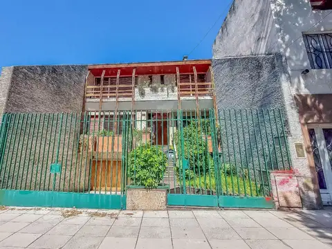 Venta Casa Triplex con cocheras en Flores