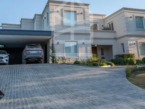 EXCLUSIVA CASA EN PRADERAS DE SAN LORENZO