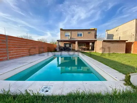 Venta | Casa de 3 Dormitorios con cochera y pileta | Funes Norte, Funes