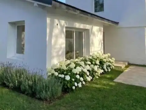 Casa con jardin reciclada a nuevo en Béccar