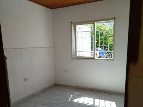 EN VENTA! CASA 2 DORM. - MUY BUENA ZONA RESIDENCIAL 