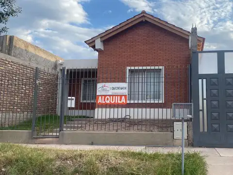 Casa en alquiler c/ cochera en Luzuriaga