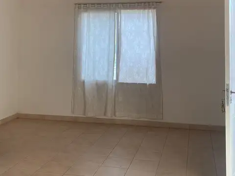 Casa en Alquiler con 2 cocheras